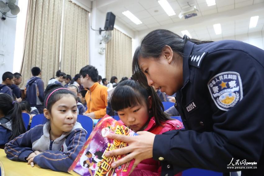 北京朝陽警方進(jìn)校園開展燃放煙花爆竹安全教育宣傳